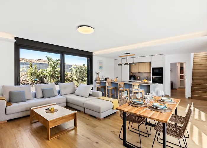 La Tabaiba- Bright Open Spaces, Private & Heated Pool בית נופש לה אוליבה