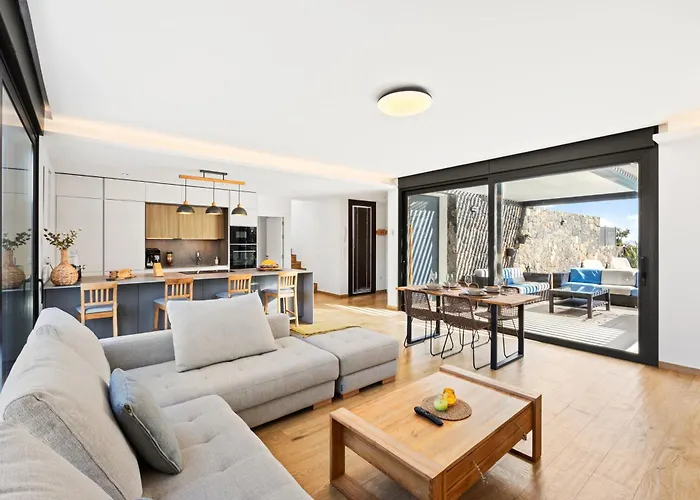 בית נופש La Tabaiba- Bright Open Spaces, Private & Heated Pool לה אוליבה