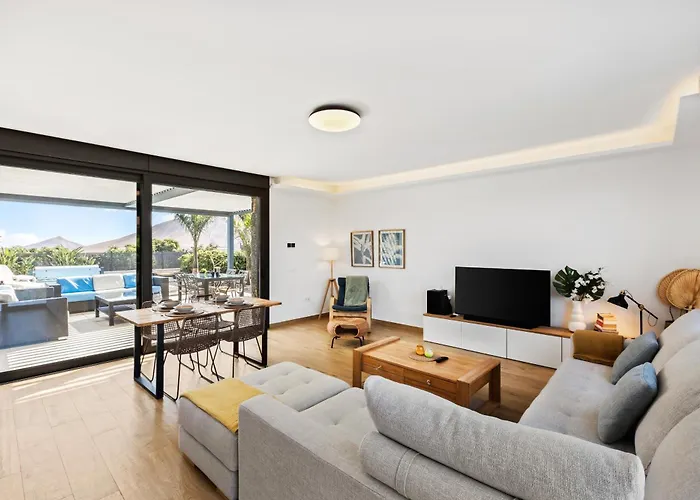 La Tabaiba- Bright Open Spaces, Private & Heated Pool בית נופש לה אוליבה