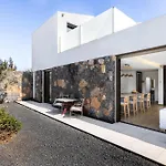 Vakantiehuis La Tabaiba- Bright Open Spaces, Private & Heated Pool