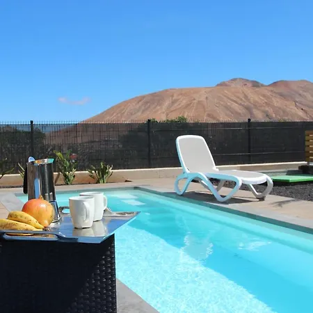 La Tabaiba- Bright Open Spaces, Private & Heated Pool *