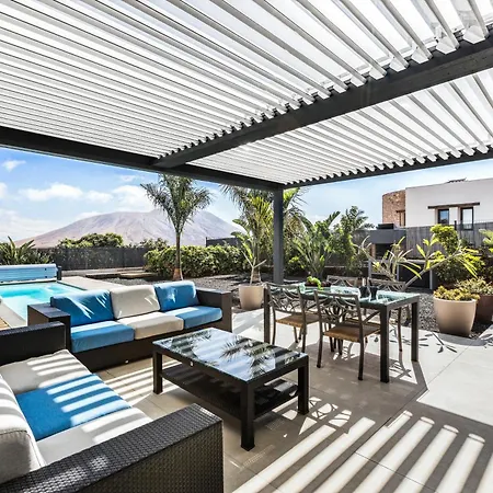 La Tabaiba- Bright Open Spaces, Private & Heated Pool Holiday home *