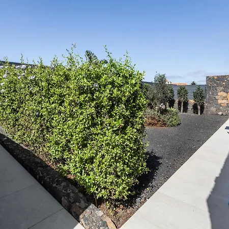 La Tabaiba- Bright Open Spaces, Private & Heated Pool Holiday home La Oliva