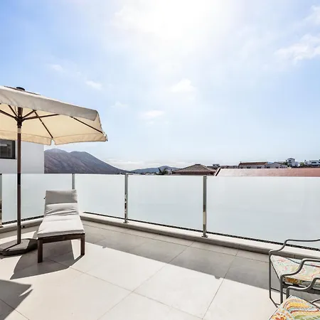 La Tabaiba- Bright Open Spaces, Private & Heated Pool Holiday home La Oliva