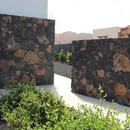 La Tabaiba- Bright Open Spaces, Private & Heated Pool Holiday home *