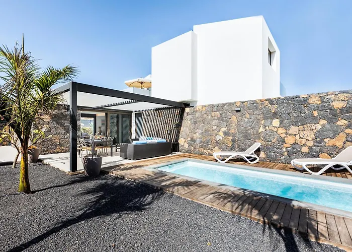 La Tabaiba- Bright Open Spaces, Private & Heated Pool Holiday home *