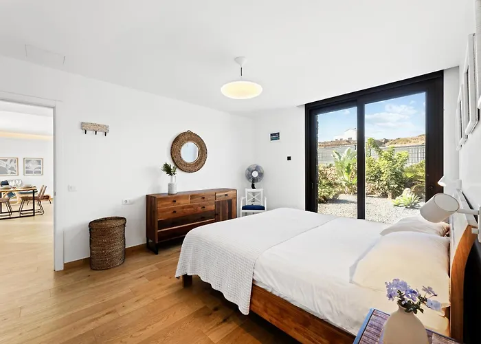 La Tabaiba- Bright Open Spaces, Private & Heated Pool * La Oliva