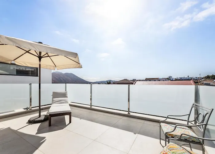 La Tabaiba- Bright Open Spaces, Private & Heated Pool Holiday home La Oliva