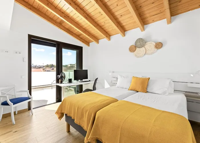 La Tabaiba- Bright Open Spaces, Private & Heated Pool La Oliva