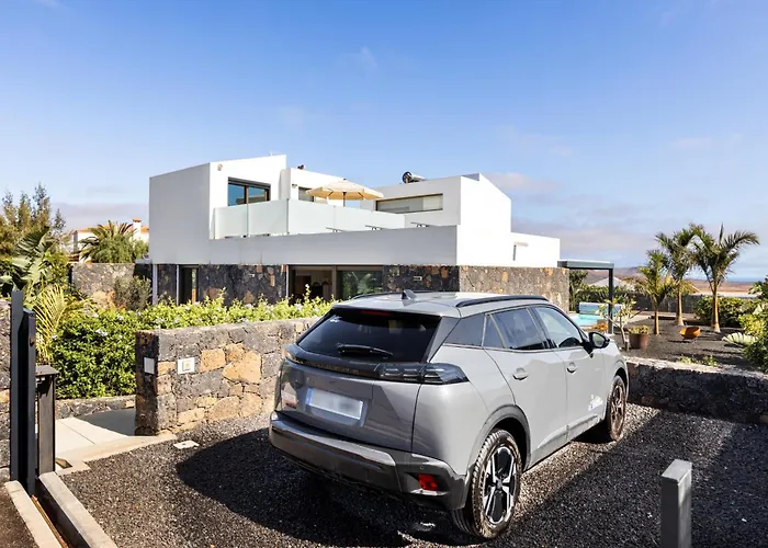 La Tabaiba- Bright Open Spaces, Private & Heated Pool * La Oliva